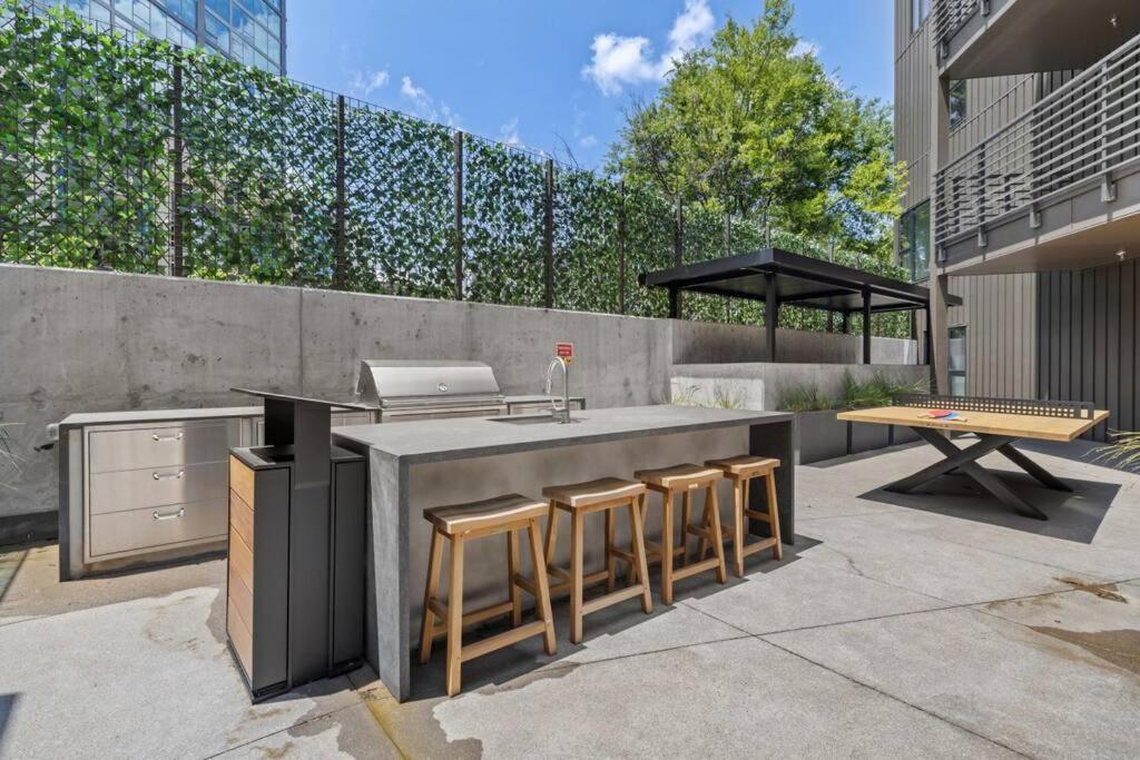 Skyline View, Pool, Gym, Balcony'S, Walk To Bway! Apartamento Nashville Exterior foto